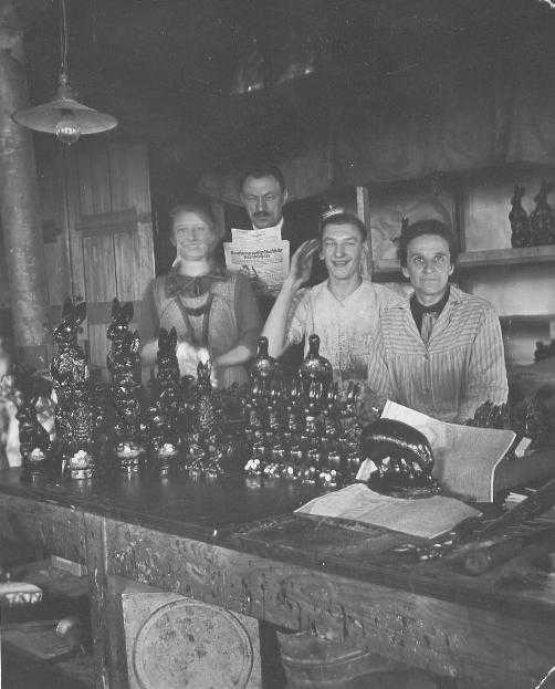 Gießen von Kakaozuckerhasen ca. 1935 bei der Firma Konsum in Heilbronn. 2.v.r. Elimar Heitele.